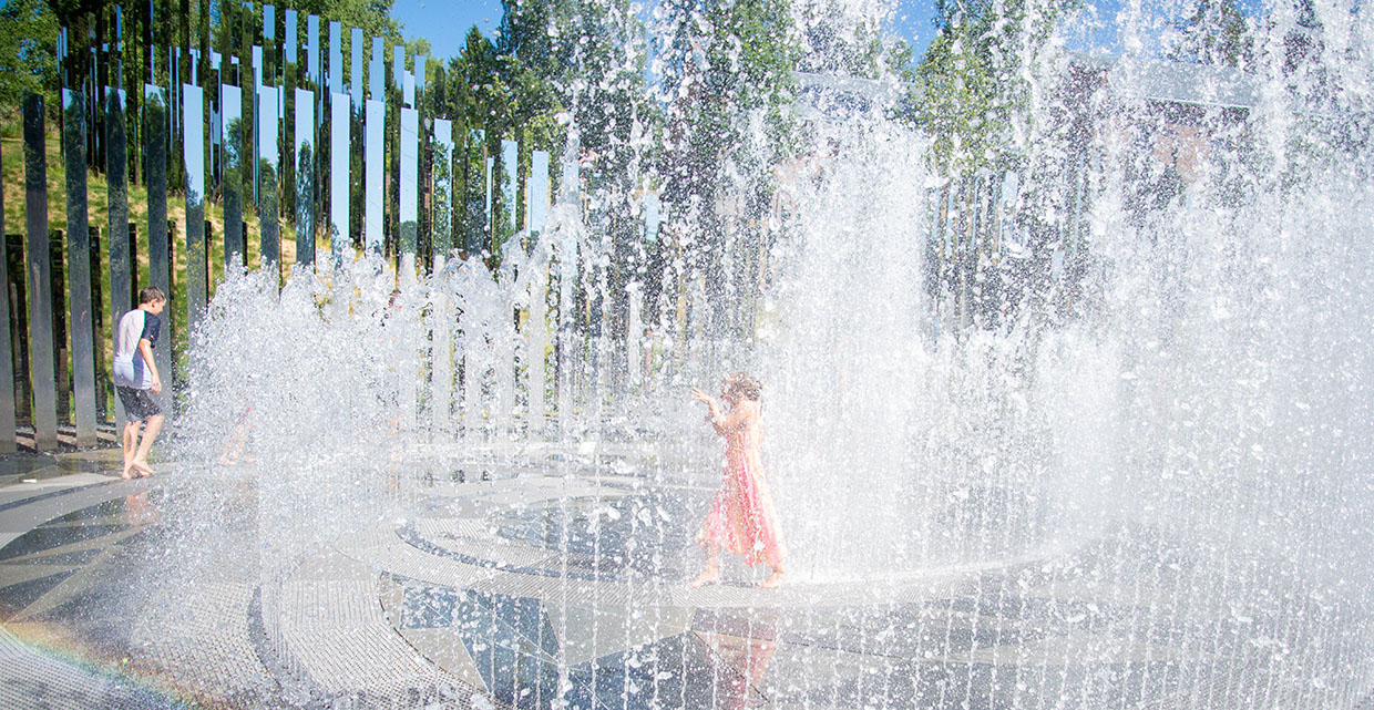 Lek i fontenen: Jenny vil alltid tilbake til Kistefos, og elsker denne fontenen. (Foto: Marthe Stenberg)